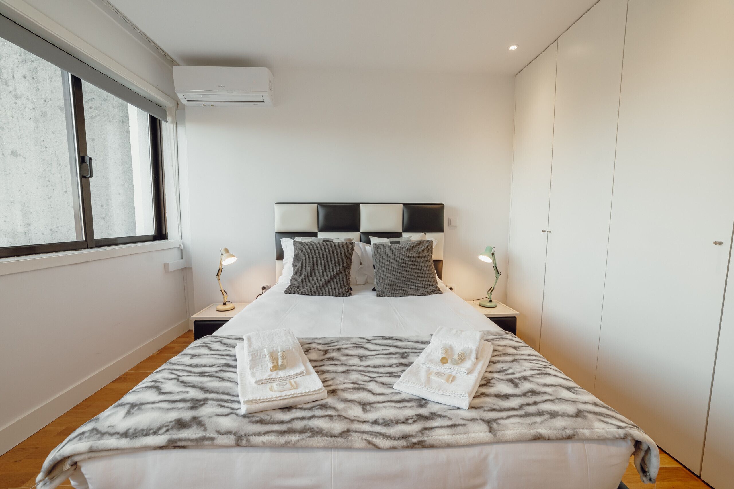 Fer et planche à repasser, lit parapluie, Wi-Fi gratuit, draps fournis