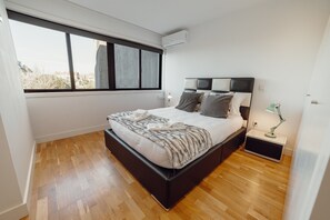 Iron/ironing board, travel crib, free WiFi, bed sheets - DOWNTOWN STYLISH APARTMENT & GARAGE by VACATIONY (Oporto)