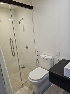 Standard Double Room | Bathroom - Blue Breeze (Negombo)