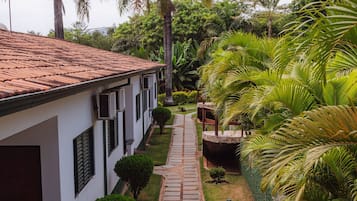 1 quarto, frigobar, escrivaninha, berços grátis