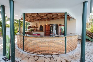 Quầy bar bên hồ bơi