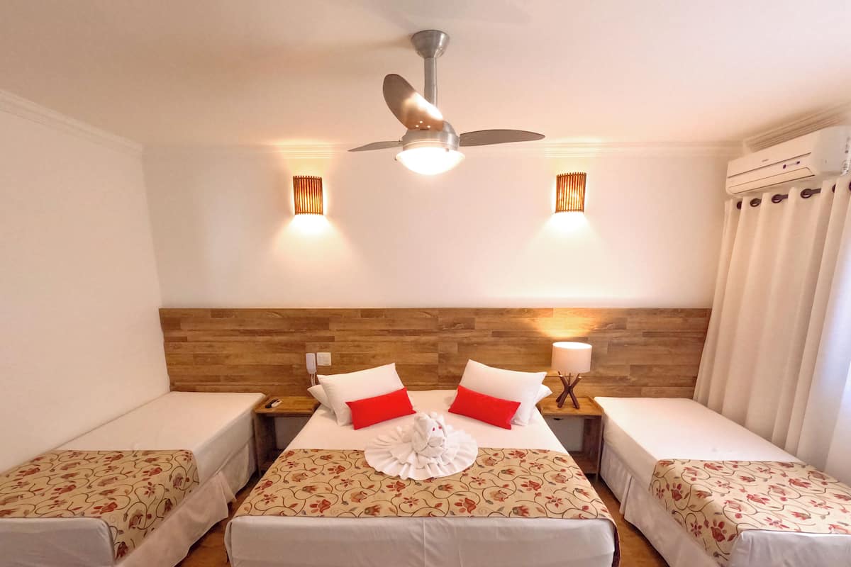 Suíte luxo quadruplo | Minibar, desk, free cots/infant beds, free WiFi