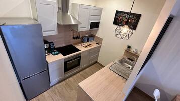 Réfrigérateur, micro-ondes, four, plaque de cuisson