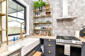 Private kitchen - HGTV Hidden Gem In Bates-Hendricks Sleeps 8 (Indianapolis)