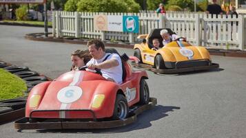 Een kartbaan met karts, genummerd 6 en 12.