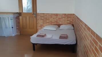 1 slaapkamer, een bureau, een strijkplank/strijkijzer, gratis wifi