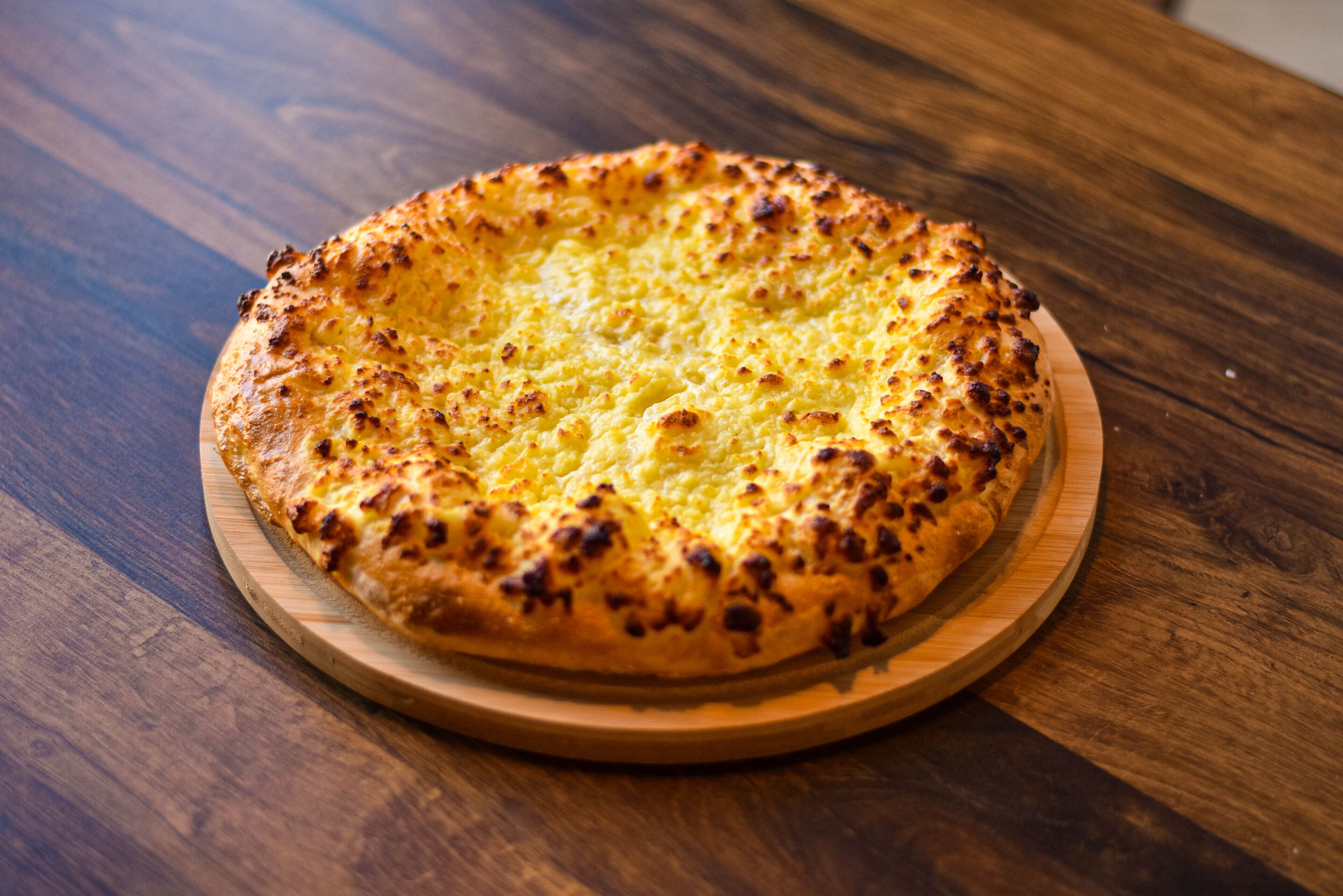 Una pizza sobre una tabla de madera.