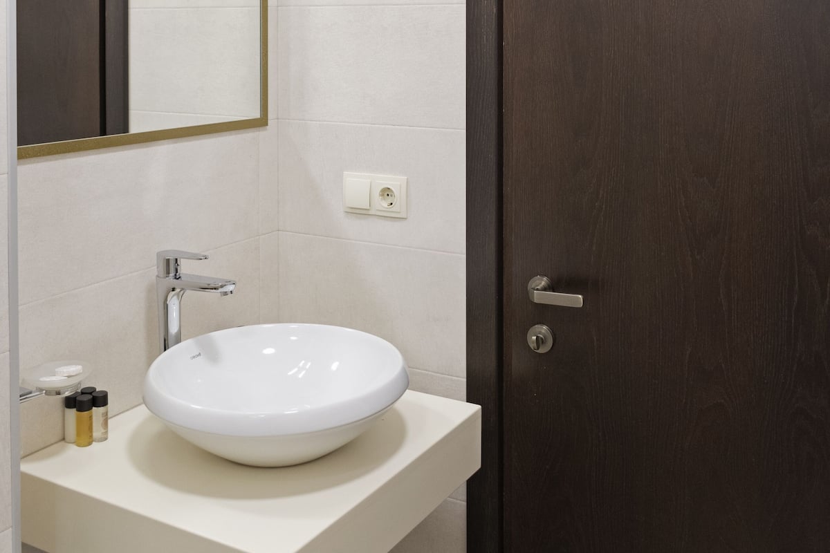 Shower, hair dryer, bathrobes, slippers