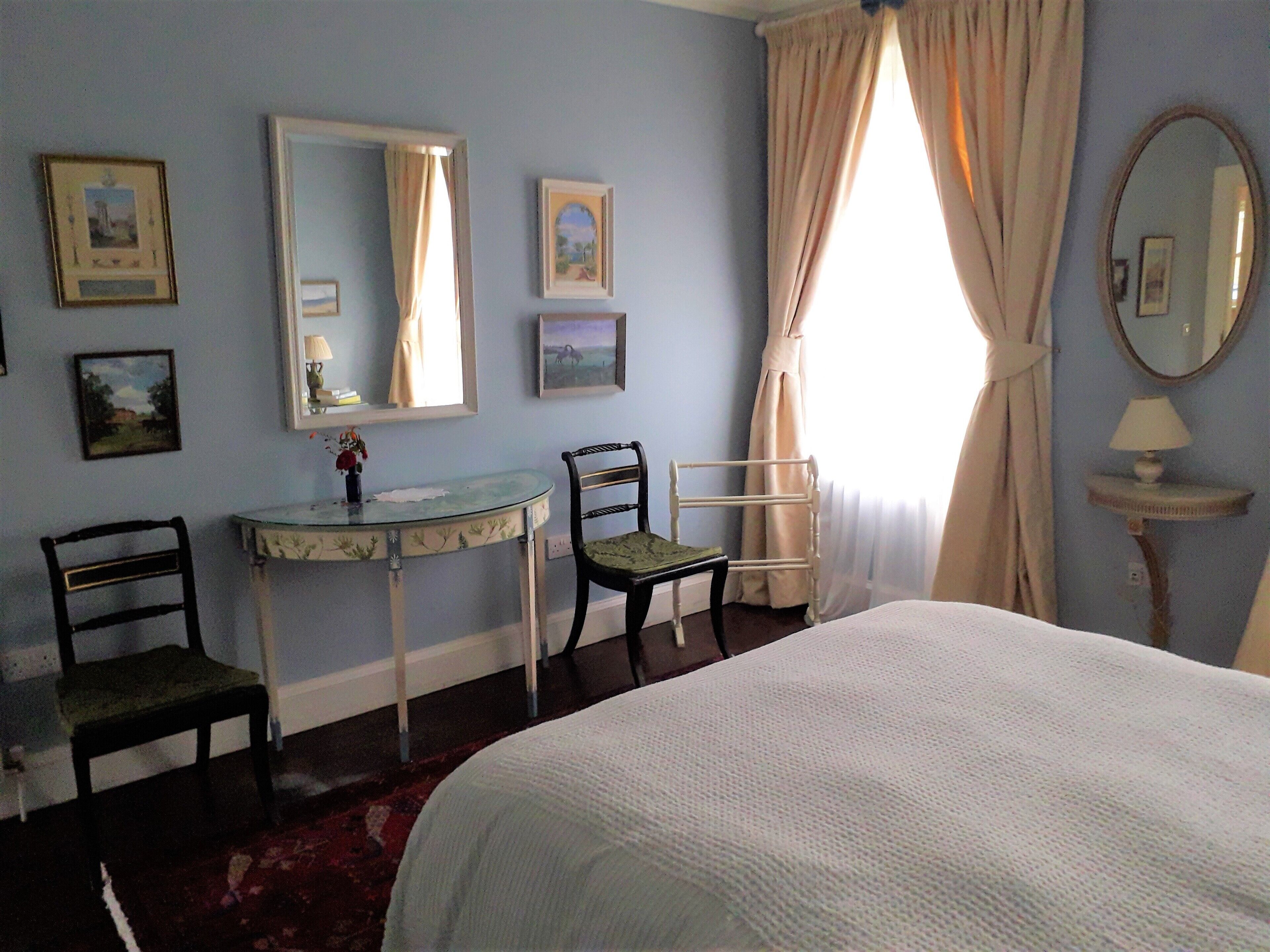 Peaceful, spacious and romantic artist's home