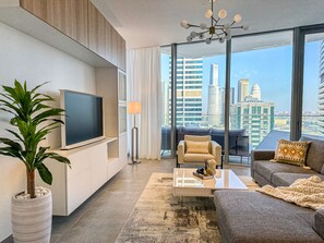 Appartement Confort | Coin séjour | TV connectée de 50 pouces avec chaînes par câble, télévision