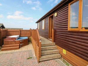 Bañera de hidromasaje al aire libre