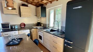 Refrigerador, microondas, horno y parrilla de estufa