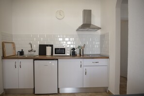 Coffee/tea maker, fridge, microwave, stovetop