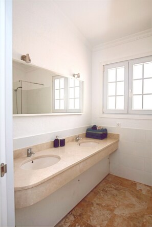 Badewanne, Haartrockner, Handtücher