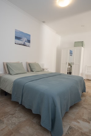 1 bedroom, iron/ironing board, WiFi (free), bed sheets