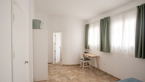 1 Schlafzimmer, Schreibtisch, Bügeleisen/Bügelbrett, Reisekinderbett