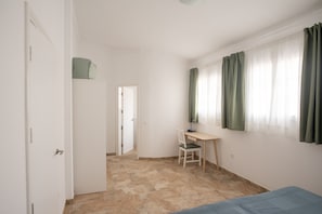 1 dormitorio, escritorio, tabla de planchar con plancha y cuna de viaje