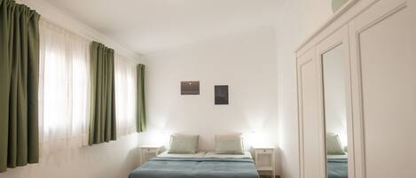 1 chambre, bureau, fer et planche à repasser, lit parapluie