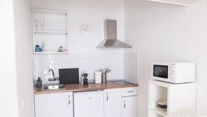 Wasserkocher mit Kaffee-/Teezubehör, Kühlschrank, Mikrowelle, Herdplatte