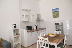 Frigorífico, microondas, placa de cocina y cafetera o tetera
