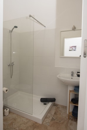 Badewanne, Haartrockner, Handtücher, Seife