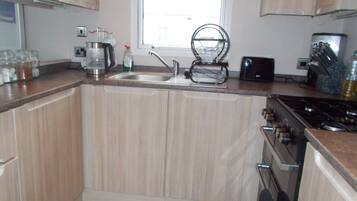 Chalet | Private kitchen | Fridge, microwave, oven, stovetop