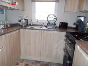 Chalet | Private kitchen - 3 Bed Caravan - Sleeps 8 - Wifi - Parking (Abergele)