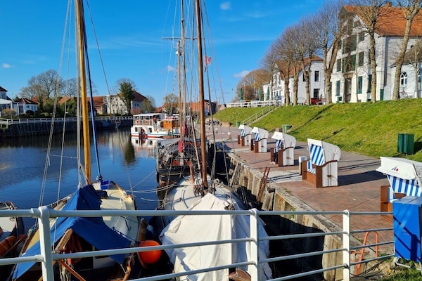 Museumshafen mit Restaurants und Cafes 5 Minuten vom Haus