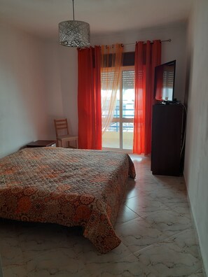 1 slaapkamer, een strijkplank/strijkijzer, reisbedje, gratis wifi