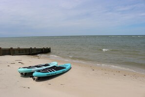 Plage, chaises longues, serviettes de plage