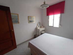 4 bedrooms, iron/ironing board, free WiFi, bed sheets