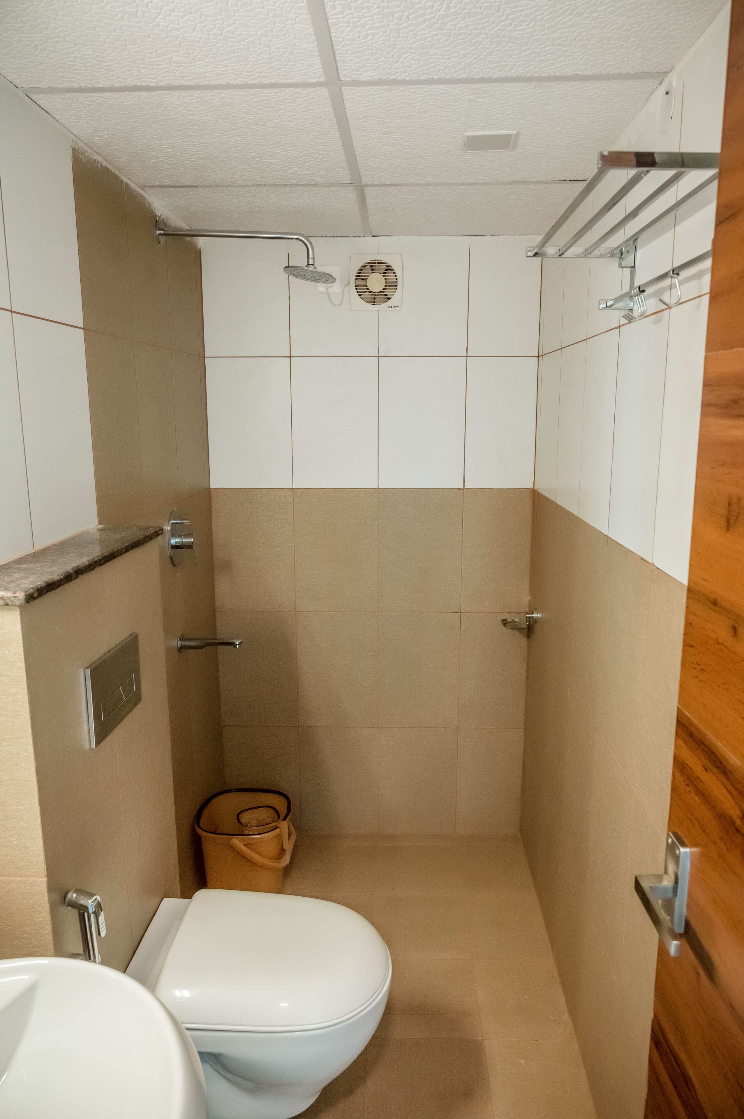 Een douche, gratis toiletartikelen, een haardroger, handdoeken