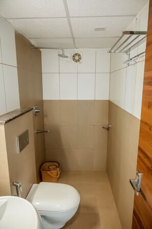 Ducha, artículos de higiene personal gratuitos y secador de pelo