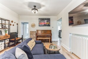 Smart TV - Family Friendly Fun + Easy Walk to Main Street Center (Beacon)