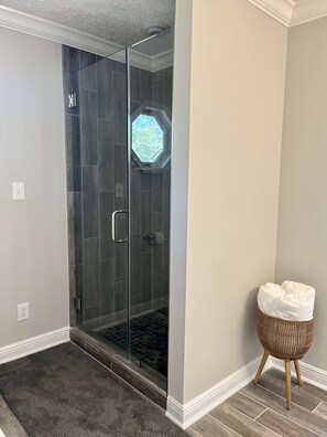 Shower, jetted bath, hair dryer, towels - Family Fun Lakehouse. Dock. Boat Ramp. Game Room. Firepit. Kayaks. Paddleboat. (Dadeville)