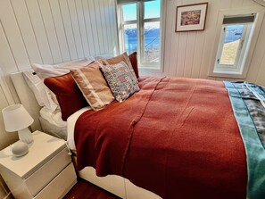 5 chambres, bureau, fer et planche à repasser, lit parapluie