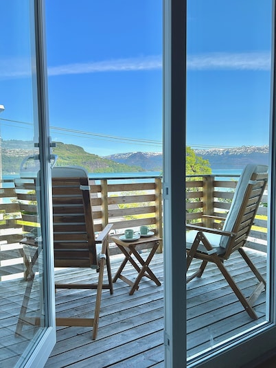 Hardangerfjord View - luxury fjord-side holiday home
