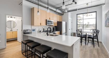 Base of Old Mission Peninsula 2BR Condo w/ Rooftop Hot Tubs near East Bay Beach