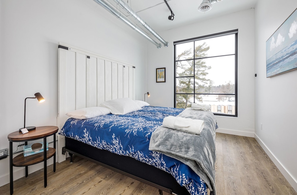 Base of Old Mission Peninsula 2BR Condo w/ Rooftop Hot Tubs near East