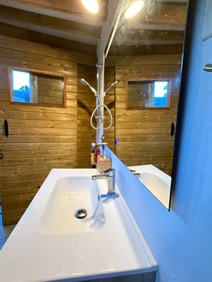 Douche, séchoir à cheveux, serviettes fournies