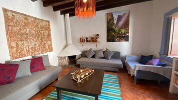 Een open haard en een kantoor