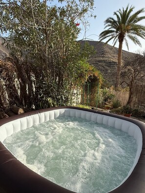 Outdoor spa tub - 4BR Heaven close to Nature and Ocean in quiet setting (Agaete)
