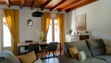 Télévision, baby-foot, livres