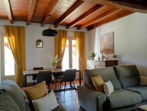 Fernseher, Tischfußball, Bücher