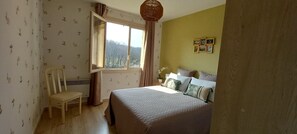 2 Schlafzimmer, Schreibtisch, Bügeleisen/Bügelbrett, Reisekinderbett