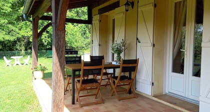 La maison de la Vallée ***, 4 p, terrace, enclosed garden, 5kms from Sarlat