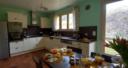 La maison de la Vallée ***, 4 p, terrace, enclosed garden, 5kms from Sarlat