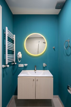 Standard Double Room, 1 Bedroom, Kitchenette, Mountain View | Bathroom