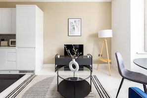 Apartment | Living area | 37-inch TV with cable channels, Netflix, streaming services - Modern Apartment in Walthamstow (London)