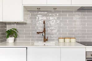 Apartment | Private kitchen | Fridge, microwave, oven, stovetop - Modern Apartment in Walthamstow (London)